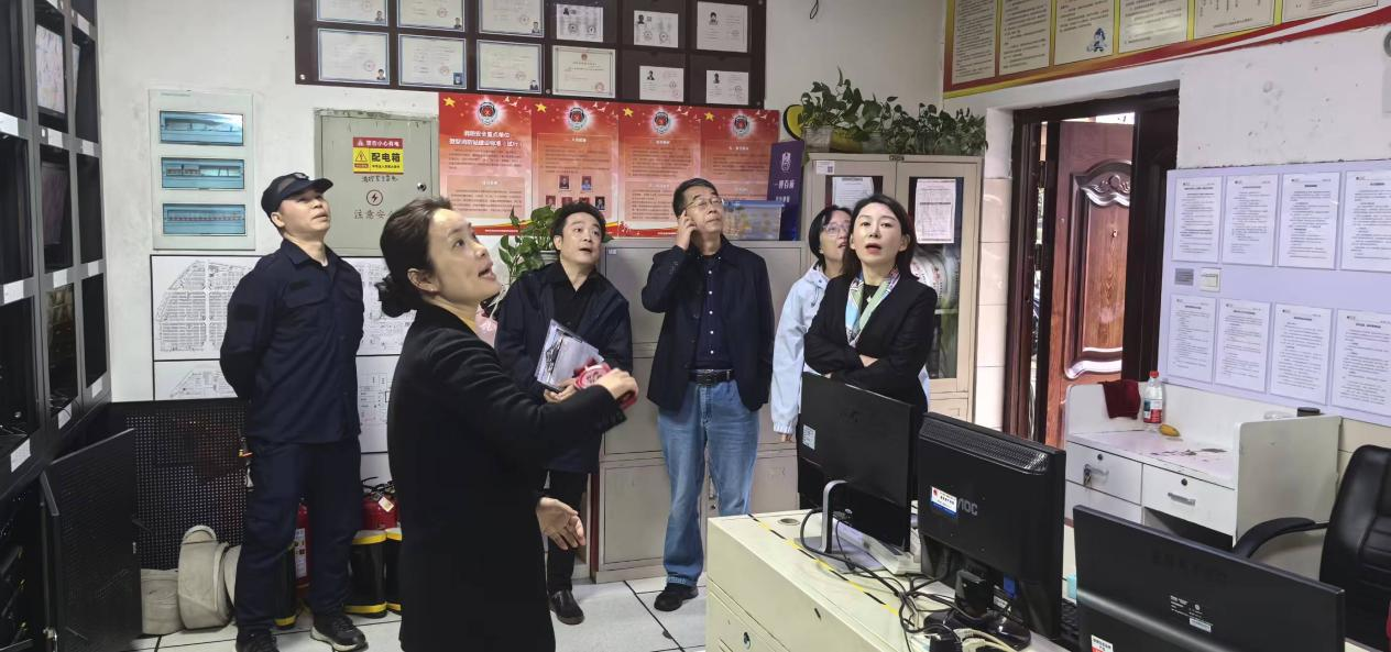 钱江商城迎接大关街路节前消防安全查抄，全力筑牢节日“防火墙”