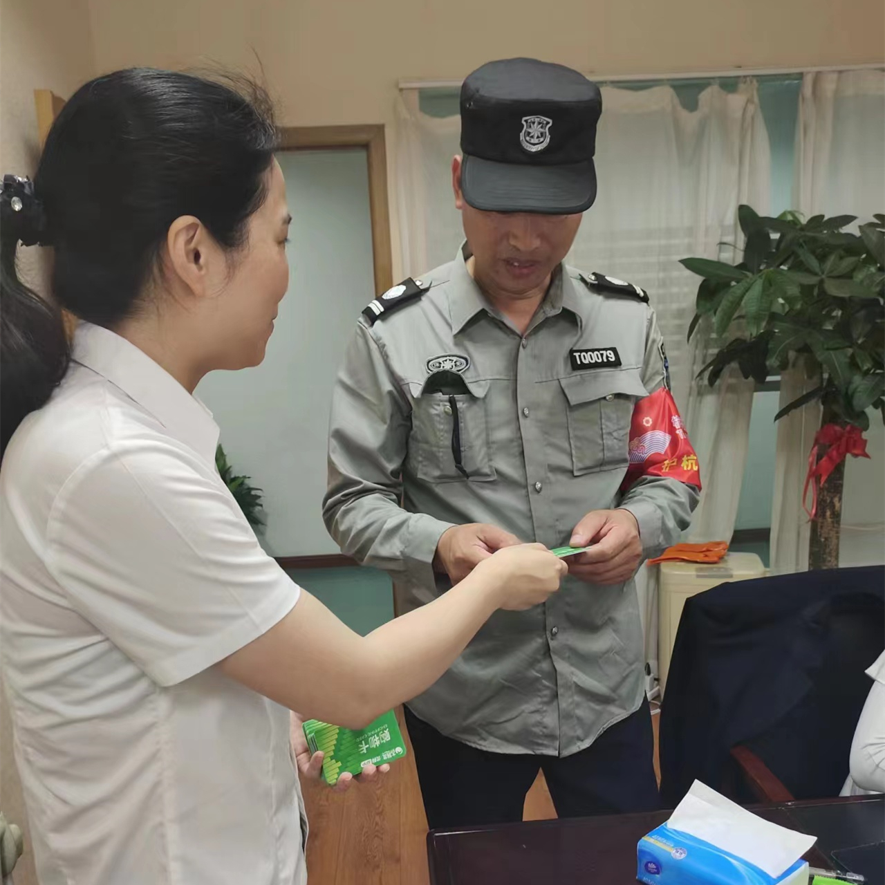 Ggpoker官网市场工会为整个职工发放端午慰问品