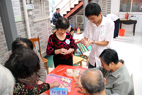 Ggpoker官网文创园党支部团委走访慰问七古登社区老人 (3).jpg